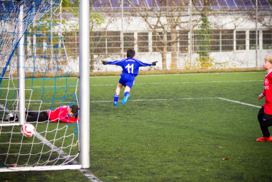 Der Ball im Tor, der TSV darf wieder jubeln