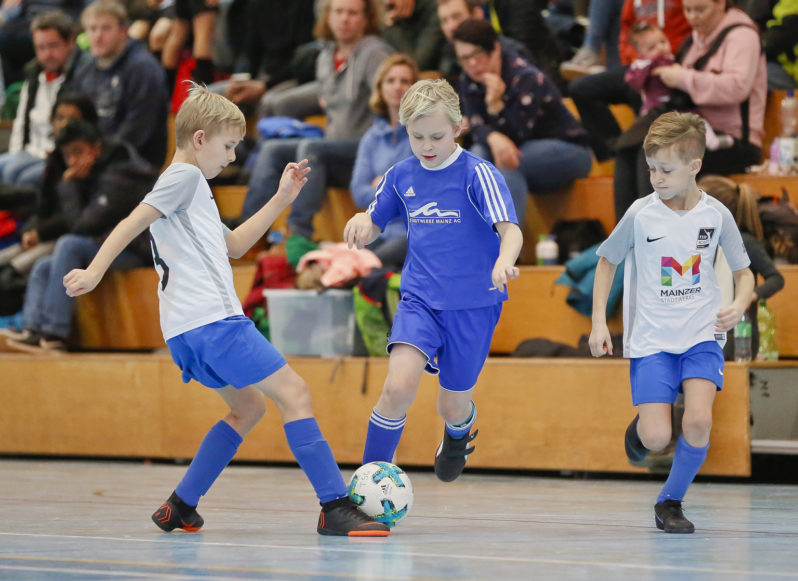 Marc und Lukas wollen gemeinsam den Gegenspieler aufhalten