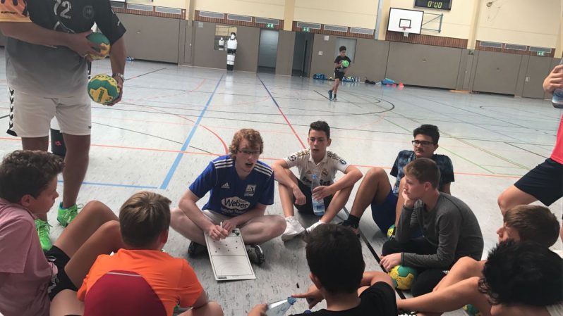 C-Jugend-Trainer Nils Oetjen bringt den Spielern die Feinheiten der 3-2-1-Abwehr nahe