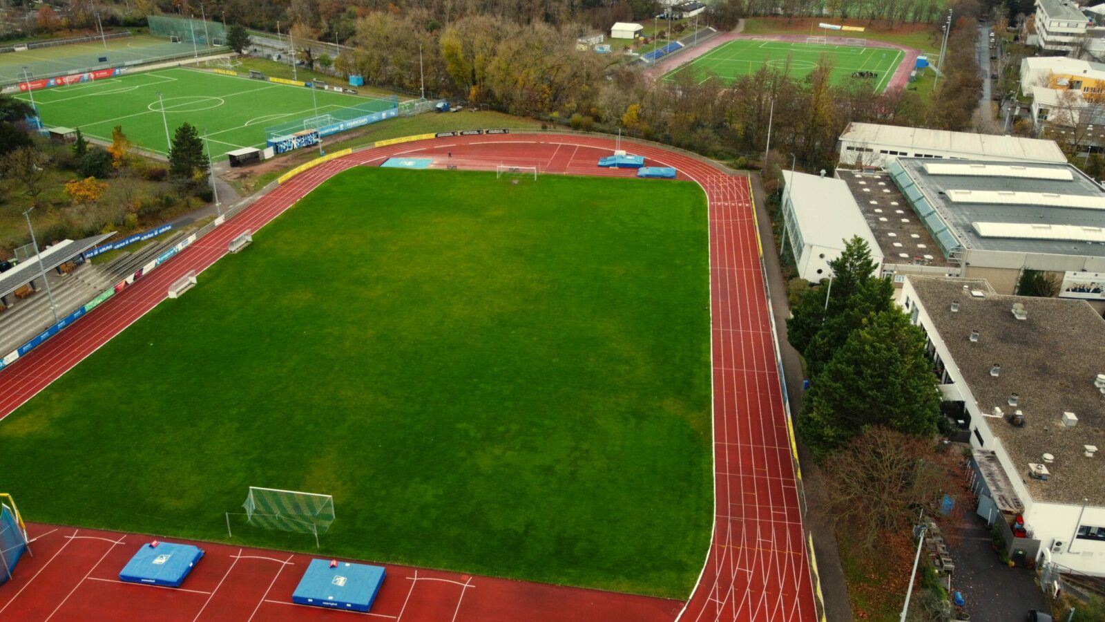 Luftaufnahme das Sportplatzes TSV SCHOTT Mainz mit Laufbahn und anderen Einrichtungen.