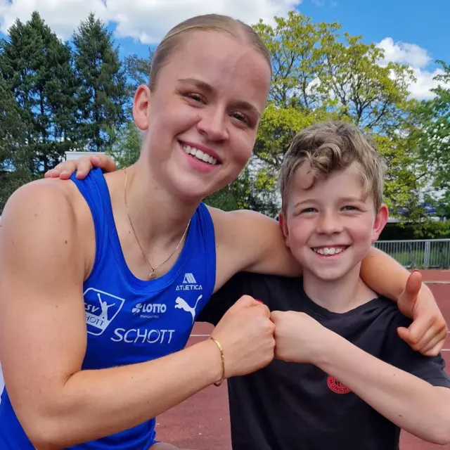 Kim Schenk @die.kiim läuft DM Quali über 400 m Hürden 👏👏👏  ✅️ Saisonauftakt 400 m Hü
✅️ Bestleistung 400 m Hü
✅️ DM Norm U23 400 m Hürden  Kim Schenk hat beim Meeting in Aschaffenburg mit 62.06 sec zum ersten Mal die Norm (64.50 sec) für die U23 DM über 400 m Hürden geschafft 🥳 Bruder, Trainer und Trainingskameraden freuen sich zurecht 😊
Maya Hensel hat mit 68.64 sec die Norm für die Süddeutschen U18 Meisterschaften geknackt👍  Herzlichen Glückwunsch 💙  #tsvschottmainz #tsvschottla2025 #puma #atletica #lottorlp #mundmsports #schott #400hürden #Aschaffenburg #Mainz #dmnorm