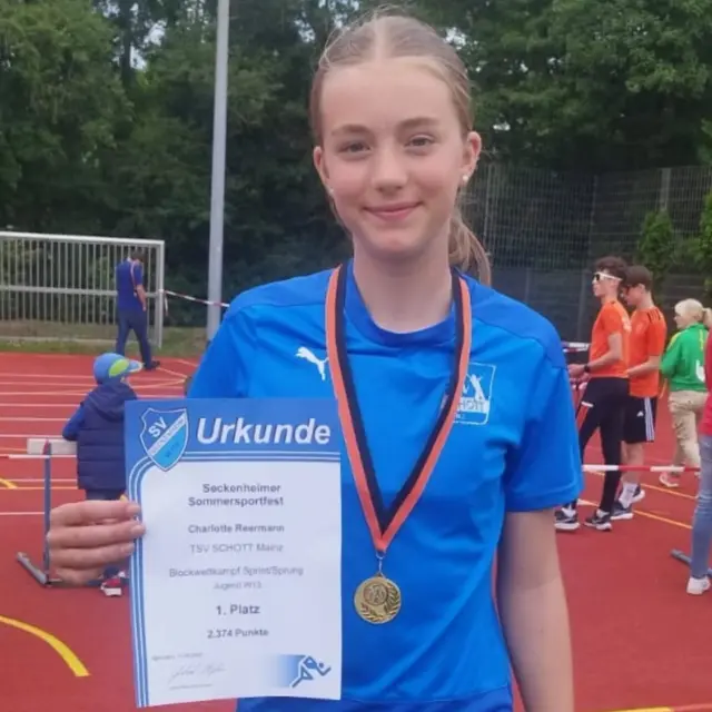 U14 Nachwuchs erfolgreich in Mannheim 💙  Beim Seckenheimer Sommersportfest überzeugte unser U14 Nachwuchs im Blockmehrkampf mit tollen Einzel und Mannschaftsleistungen 🏃‍♀️👨‍👦‍👦🏃‍♂️  Mannschaftswertung 
🥇 U14 weiblich 11.156 Punkte 1.Platz
🥈 U14 männlich  9.654 Punkte 2.Platz 
🥇 Gold 
W12 Helena Gruszka 1.Platz Block Wurf
W13 Luciana Uhlig 1.Platz Block Wurf
W12 Pauline Sühling 1.Platz Block Sprint/Sprung
W13 Charlotte Reermann 1.Platz Block Sprint/Sprung
M12 Vincent Steinhoff 1.Platz Block Wurf  🥈 Silber 
W13 Liv Geiger 2.Platz Block Lauf
M12 Alexander Walker 2.Platz Block Wurf
M13 Lucas Salazar Allmendinger 2.Platz Block Lauf
M12 Malik Urganci 2.Platz Block Sprint/Sprung  🥉 Bronze
W13 Marie Heck 3.Platz Block Wurf  Herzlichen Glückwunsch 💙  #tsvschottmainz #tsvschottla2025 #puma #atletica #Schott #mainz #Mannheim #Block #75m #weit #60mhürden #Vielseitigkeit #grundlagentraining #Nachwuchs #Team #Verein
